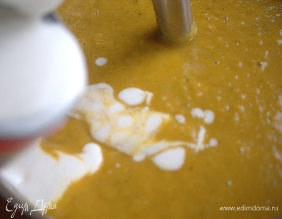 Влить треть банки кокосового молока. Перемешать, прогреть.