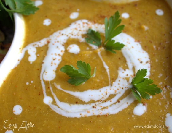 Налить порцию в тарелку и полить снова молоком.