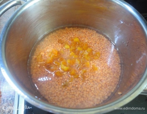 Чечевицу промыть и залить горячей водой (в два раза больше чечевицы). Сюда же добавить промытую и нарезанную кубиками курагу. Варить при медленном кипении до готовности чечевицы и выпаривания всей воды.