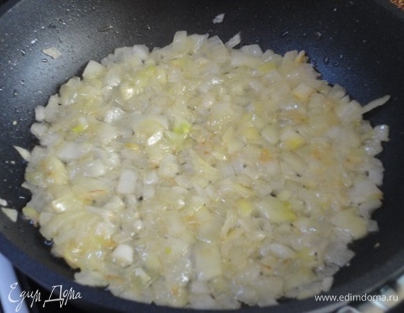 Лук мелко порубить и обжарить на растительном масле до золотисто-прозрачного состояния, попослить, поперчить.