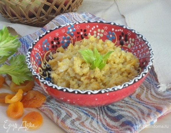 Чечевицу смешать с луком и орехами. Подавать можно с рубленой петрушкой.