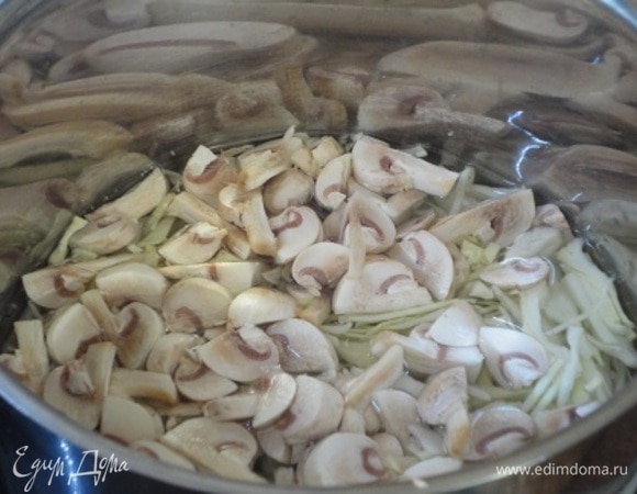Свежую капусту нашинковать, шампиньоны нарезать слайсами. Все залить водой и варить 10 минут.