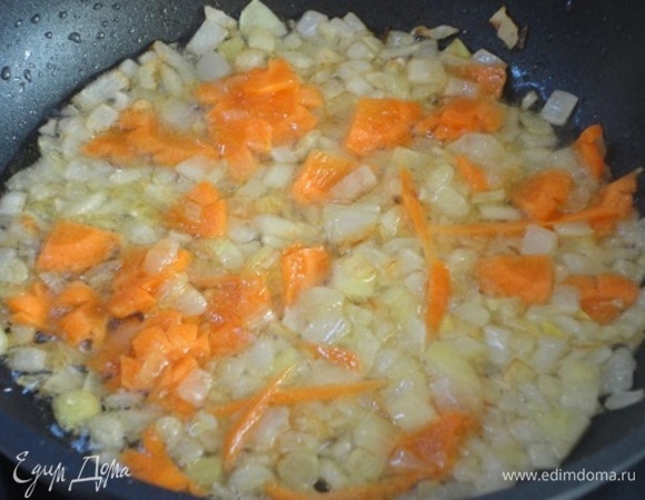 Лук нарезать мелко, морковь — полукольцами. Обжарить овощи на растительном масле.