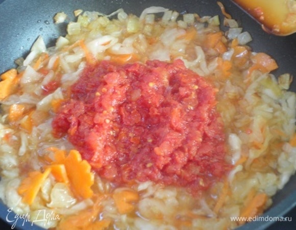 Добавить квашеную капусту и 150 г протертых томатов. Если используете томатную пасту, то разведите ее со 150 мл воды. Все вместе тушить 15 минут.