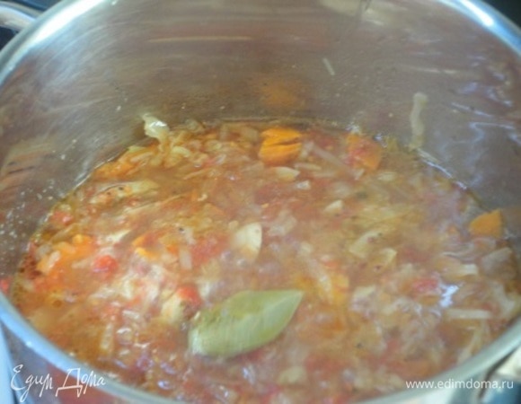 Выложить жареные овощи в кастрюлю с грибами, посолить, поперчить. Добавить 1 ч. л. сушеных лесных грибов в виде порошка, лавровый лист и варить 5–7 минут.