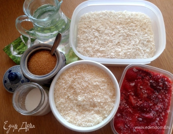 Подготовить продукты и приправу с гвоздикой, кардамоном и корицей.