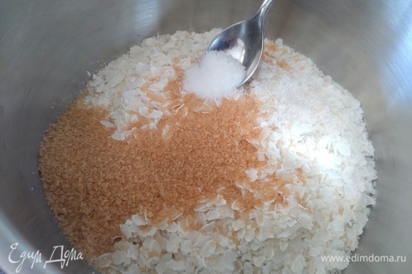 В рисовые хлопья (стакан) всыпать сахар, соль, ваниль, залить все водой и варить 10 минут.