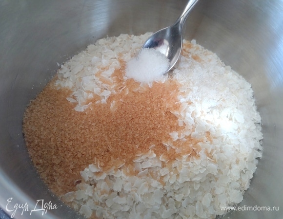 В рисовые хлопья (стакан) всыпать сахар, соль, ваниль, залить все водой и варить 10 минут. 