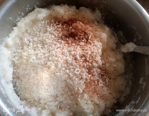 Следом добавить кокосовую стружку и приправу для десертов.
