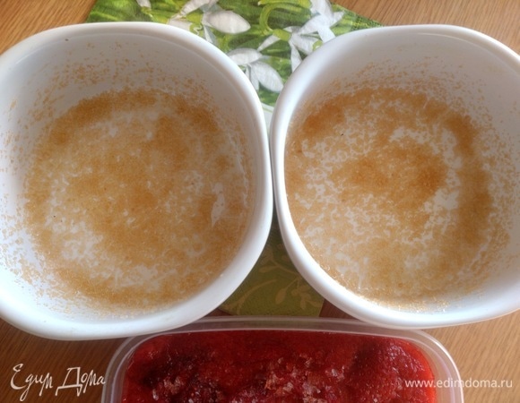 Керамические порционные формы (диаметр — 11 см) промазать маслом и обсыпать сахаром.