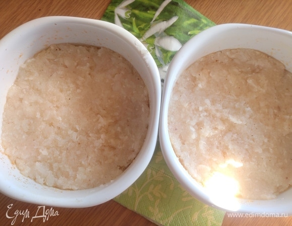 Половину каши распределить по формочкам.