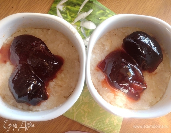 Сверху выложить любой кислый джем или варенье.