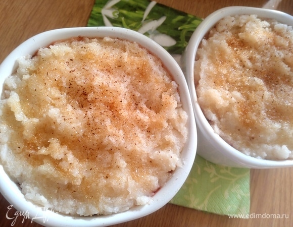 Посыпать немного сахаром и пряностями.