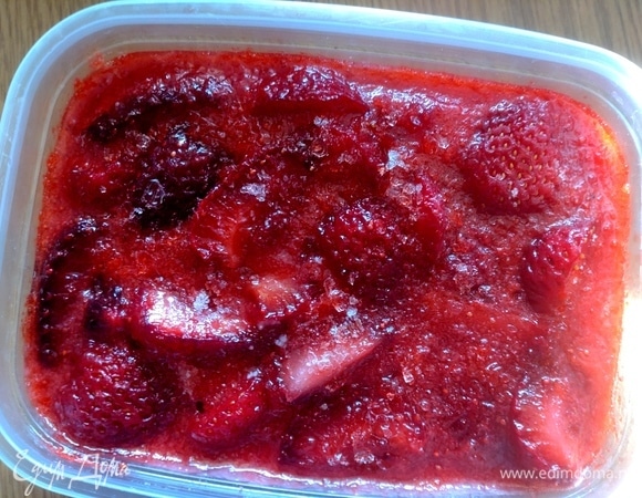 Перед подачей разморозить пюре из клубники.