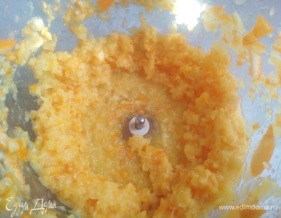 Нарезать плод, удалить косточки. Перемолоть блендером с двумя столовыми ложками сахара.