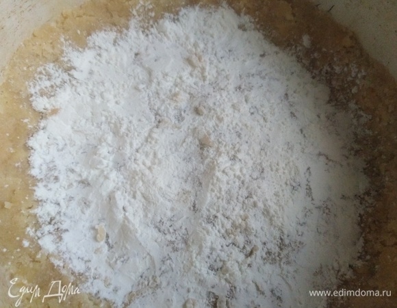 1/3 часть теста выложить в смазанную форму. Уплотнить, сделать небольшие бортики. Посыпать крахмалом.