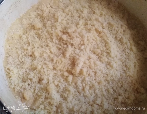 Сверху посыпать оставшейся крошкой теста.