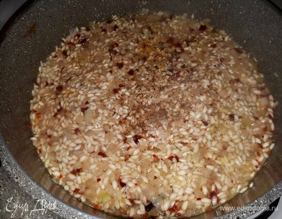 Добавьте остальные специи, влейте половник бульона, перемешайте, дайте влаге выпариться, и т. д., пока не останется 2 половника бульона.