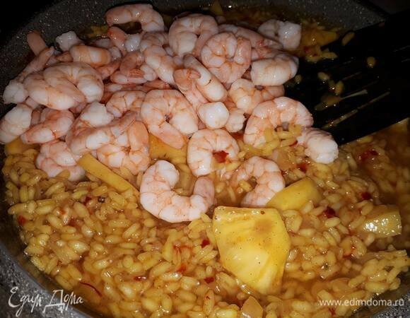 Вместе с последним половником бульона добавьте креветки. Дайте влаге уйти.