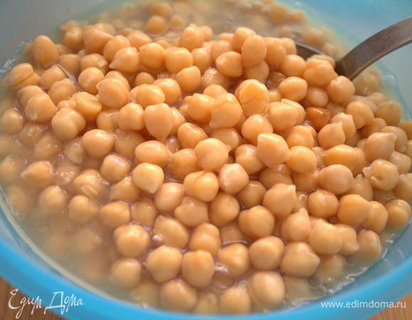 Я сварила побольше и часть нута отложила под крышку в холодильник. Его можно добавлять в суп или есть просто так, как орешки.