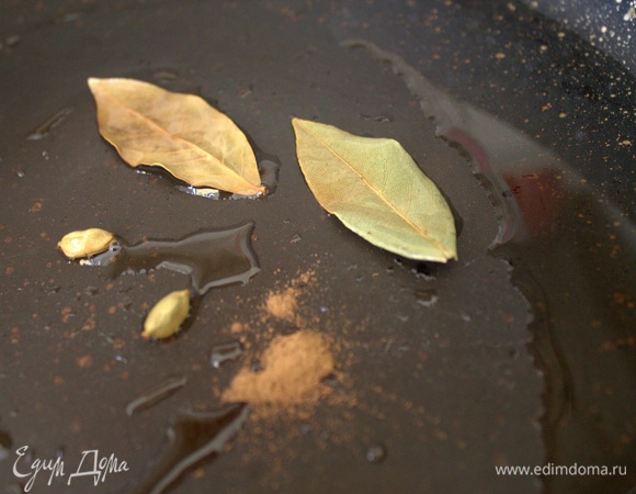 В казане или чугунной сковороде раскалить в масле кардамон, корицу (лучше палочку корицы), лавровый лист.
