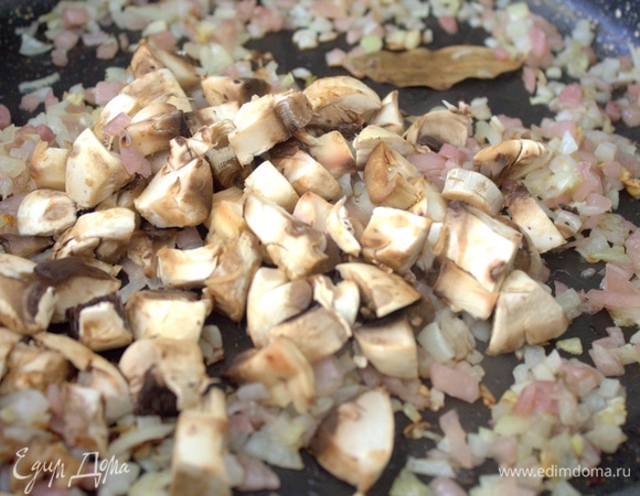 Добавить нарезанные грибы.