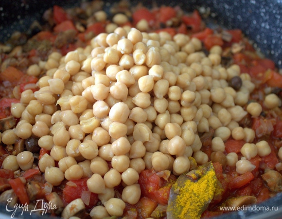 Добавить отварной нут.