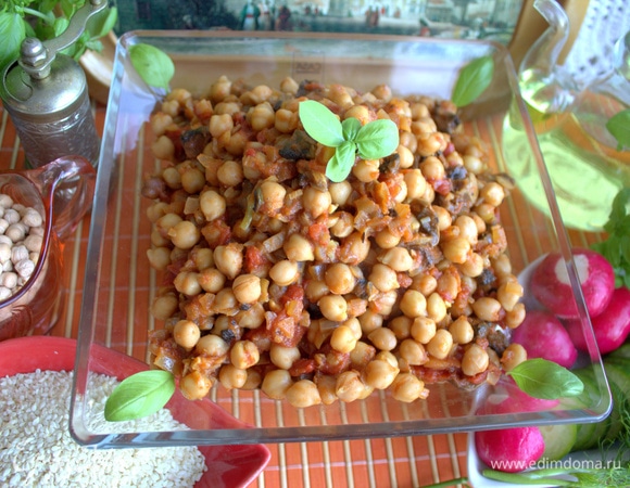 В Индии подают с отдельно сваренным рисом и лепешками роти.