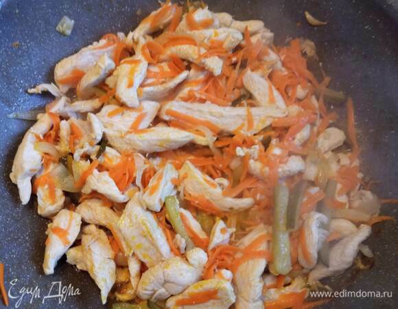 Куриное филе промываем, обсушиваем бумажными полотенцами и нарезаем брусочками. Разогреваем сковороду с растительным маслом и обжариваем на нем курицу до румяной корочки. Соленые огурцы строгаем соломкой. Добавляем в сковороду к курице. Репчатый лук нарезаем тонкими полукольцами, морковь строгаем мелкой соломкой или натираем на крупной терке. У меня и морковь, и лук были крупные, поэтому я взяла по одной штуке. Если у вас мелкие, возьмите по две. Добавляем овощи к курице и обжариваем еще немного.