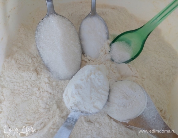 Смешать сухой состав. Сода и разрыхлитель — ложки без горки!