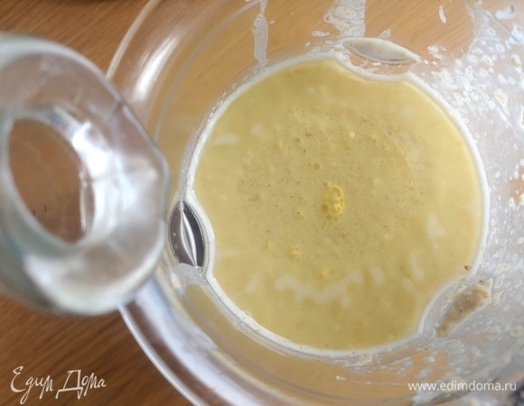 В овсяное молоко влить масло и уксус. Взбить или взболтать в шейкере.