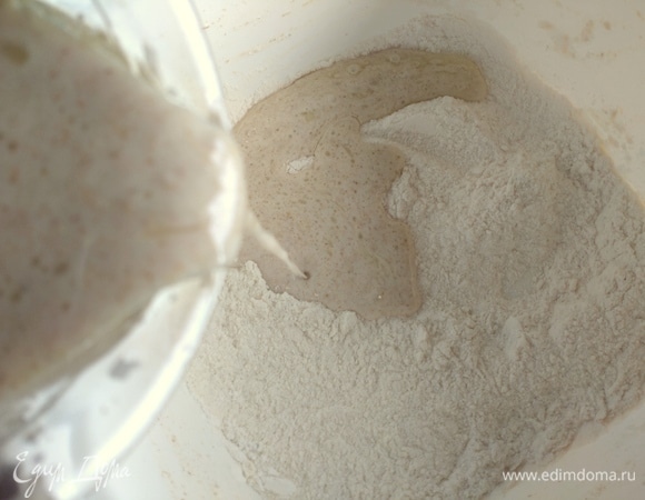 Перелить в муку с добавками.