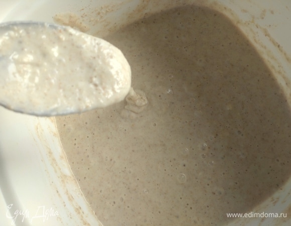 Перемешать. Тесто должно растекаться, но не как на блины.