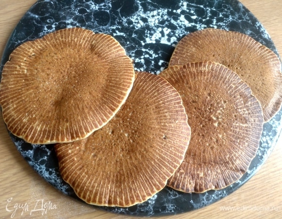 Если будут прилипать, пройдитесь кисточкой с маслом по дну сковороды.