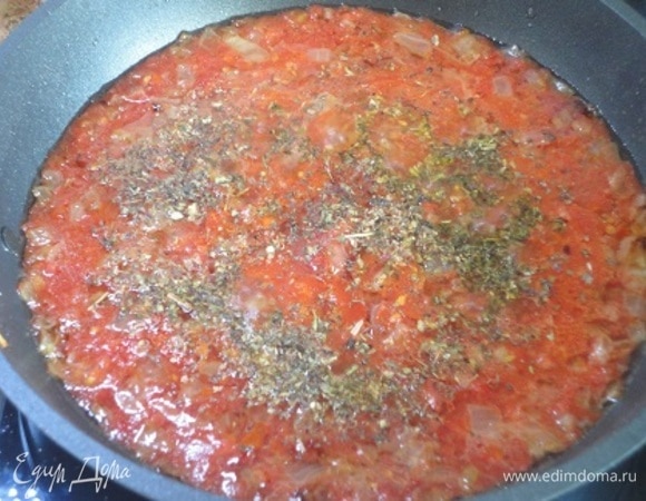 Добавить протертые томаты, сушеные травы, рубленый чеснок. Довести до кипения и продолжить готовить на медленном огне до выпаривания лишней жидкости и достижения нужной вам густоты.