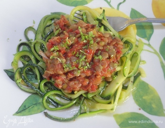 К готовым кабачкам добавить чечевицу в томатах и подавать.