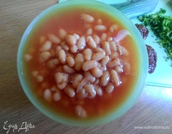 Понадобится любая консервированная фасоль, у меня белая в томатном соусе.