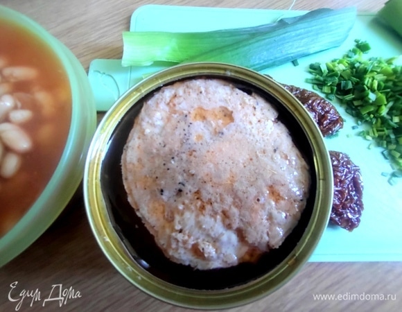 И баночка лосося или тунца, у меня фарш из лосося.