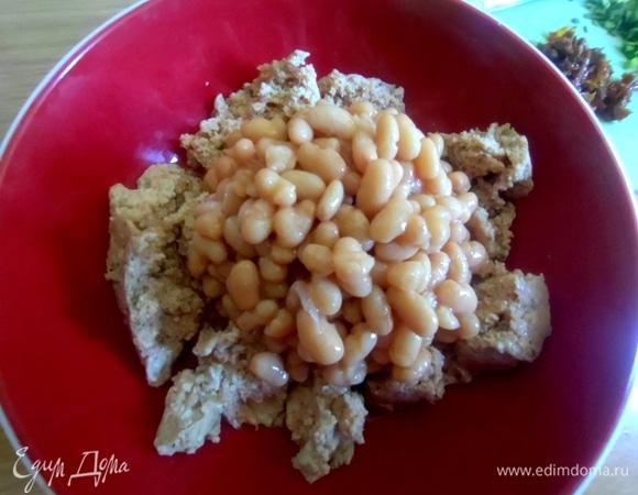 Слить из банок жидкость, соединить рыбу и фасоль. Рассол от фасоли можно добавить в суп.