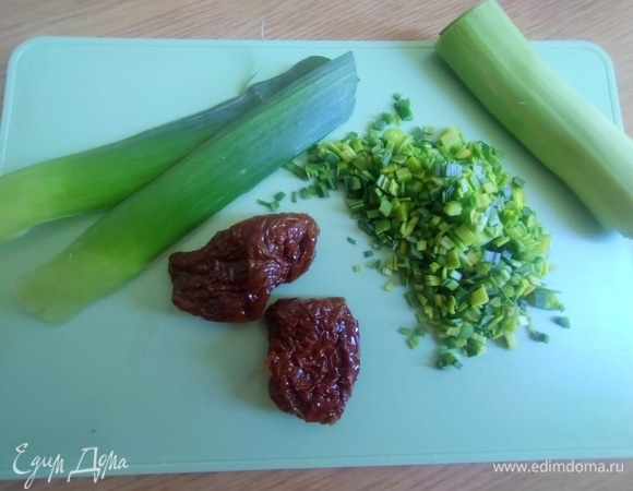 Лук-порей или зеленый лук нарезать.