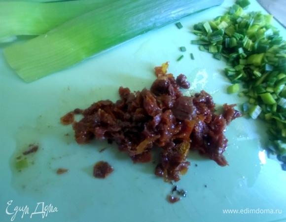 С томатов промокнуть масло, тоже нарезать.