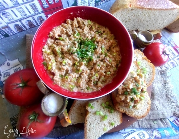 Подать на хлебе или гренках.