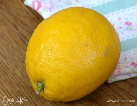 Из лимона выжать сок.
