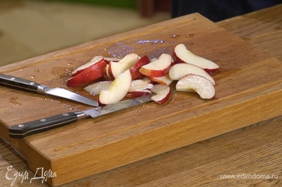 Яблоко, удалив сердцевину, нарезать небольшими дольками и полить половиной лимонного сока.