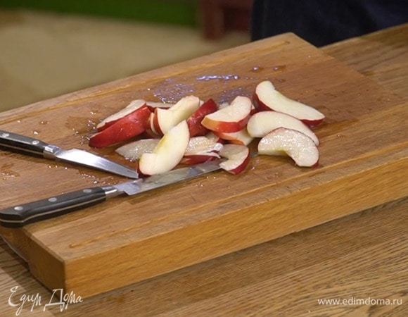 Яблоко, удалив сердцевину, нарезать небольшими дольками и полить половиной лимонного сока.