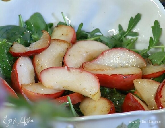 Руколу и шпинат выложить салатник, полить ореховым маслом, яблочным уксусом, оставшимся лимонным соком, посолить, поперчить, добавить яблочные дольки и перемешать.