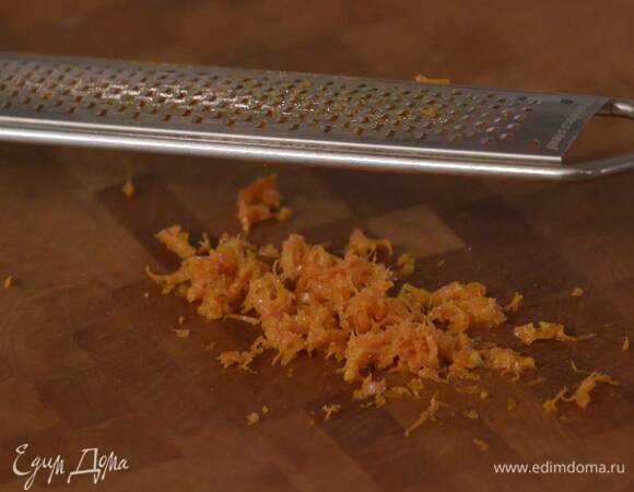 Цедру апельсина и лимона натереть на мелкой терке.