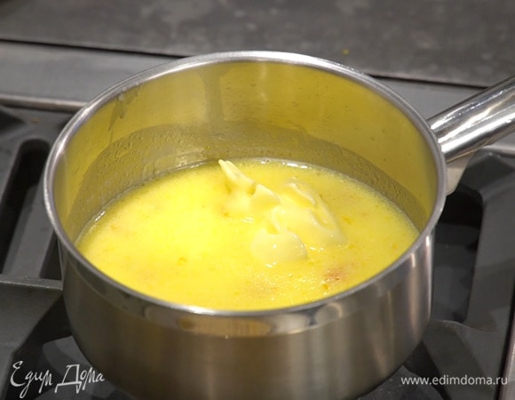 Натертую цедру и 125 г сливочного масла поместить в небольшую кастрюлю, влить молоко, все перемешать и растопить на маленьком огне, затем остудить до комнатной температуры.