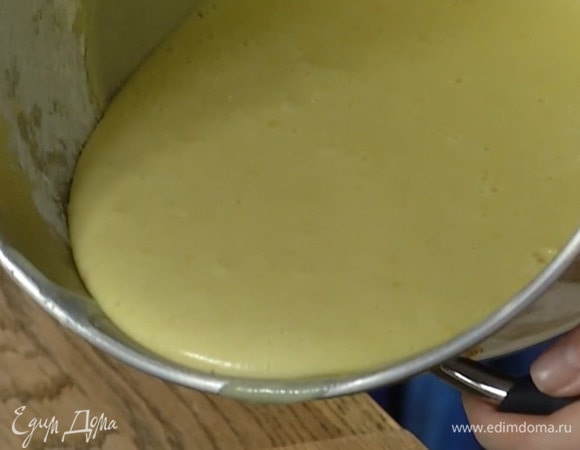 Яйца с сахаром взбить в комбайне на высокой скорости в пышную, светлую массу, затем уменьшить скорость, тонкой струйкой влить молоко с маслом, всыпать муку и вымешать тесто.