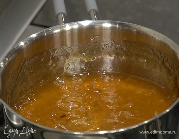 Приготовить глазурь, прогрев джем в отдельном сотейнике на маленьком огне.